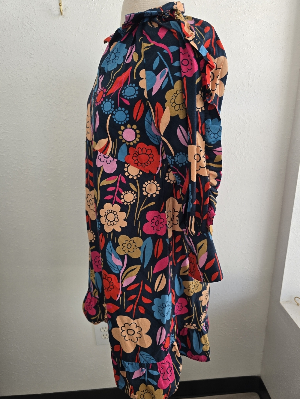 Apple Boulevard Floral Tiered V-Neck Shift Dress in Navy Floral Multi Size Small - Picture 6 of 10